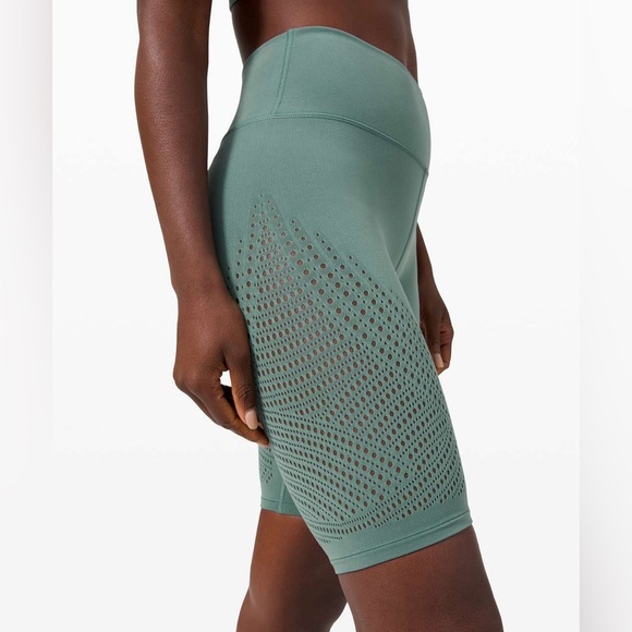Lululemon Reveal Short Digital Rain Size 4 - Picture 1 of 8